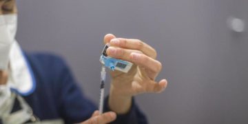 AstraZeneca, Vaia: “Mix vaccini? Fidatevi della scienza”