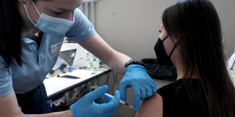 AstraZeneca e giovani, Aifa: “Responsabilità spetta a ministero”