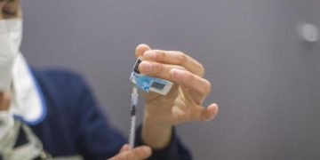 Variante Delta Italia oggi, vaccino e zone rosse: le news