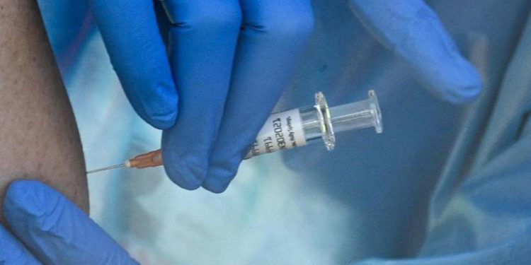 Covid, Pregliasco: “Ignobile che medici non vogliano vaccinarsi”