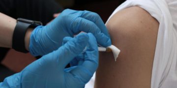 AstraZeneca e J&J, Bassetti: “Vaccini sconsigliati solo a chi prende la pillola”