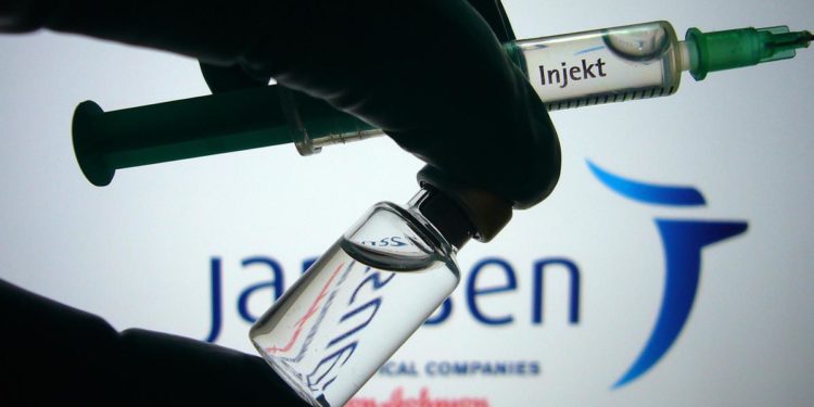 Vaccino Johnson & Johnson e rischio trombosi, cosa dice il Cts