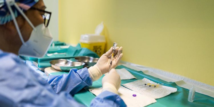 AstraZeneca, seconda dose: ok Aifa a Pfizer e Moderna per under 60