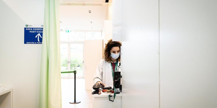 AstraZeneca seconda dose, Sileri: “Mix vaccini sicuro”