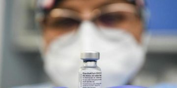 Richiamo vaccino Covid, Bassetti: “In vacanza? Soluzione intelligente”