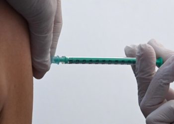 Vaccino covid e allergia a polline, l’immunologo: “Non è controindicato”