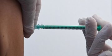 Vaccino covid e allergia a polline, l’immunologo: “Non è controindicato”