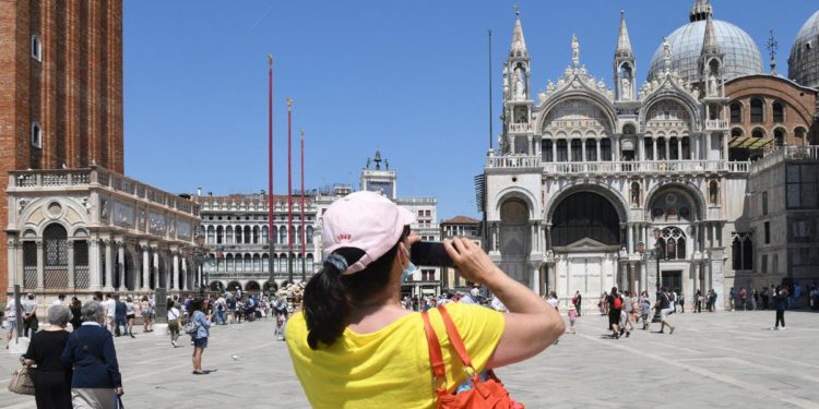 Vaccini in vacanza, c’è l’ok di Figliuolo