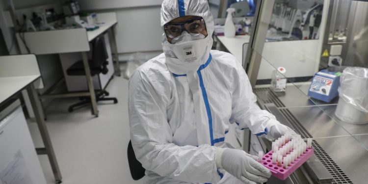 Covid, 90 farmaci per combattere il coronavirus: 13 sono in pole