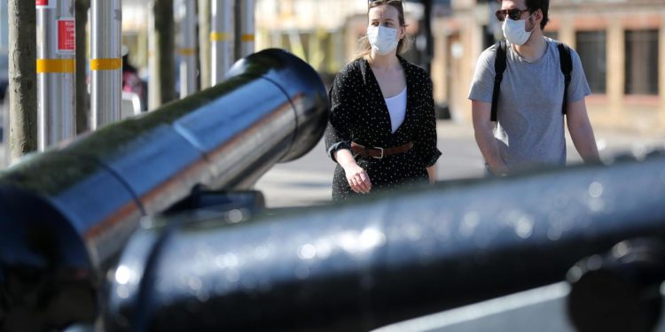 Covid, Costa: “Da agosto via mascherina all’aperto”