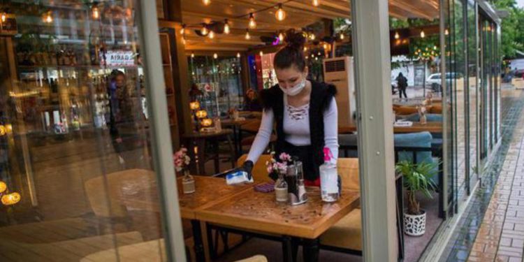 Variante Delta, Andreoni: “Non togliere mascherine al chiuso”