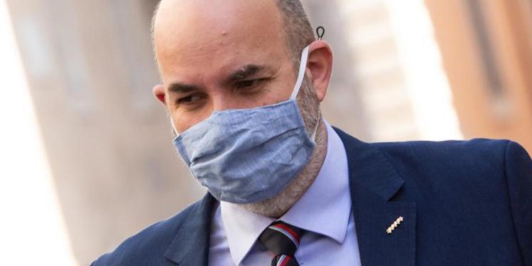 M5S, Crimi dice no a Grillo su Rousseau: “Non so se resto”