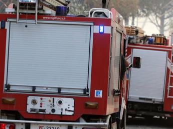 Rifiuti Roma, incendio in impianto a Ciampino: colonna di fumo