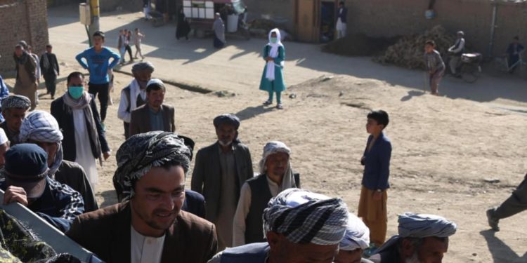 Afghanistan, bomba in una moschea: almeno 100 morti