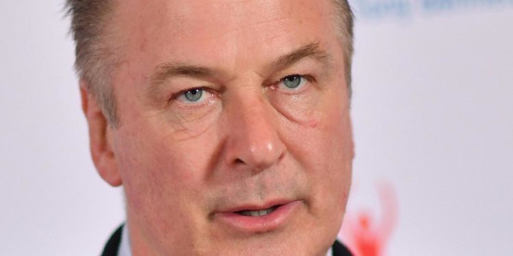 Baldwin spara sul set: “Non ci sono parole per esprimere il mio shock”
