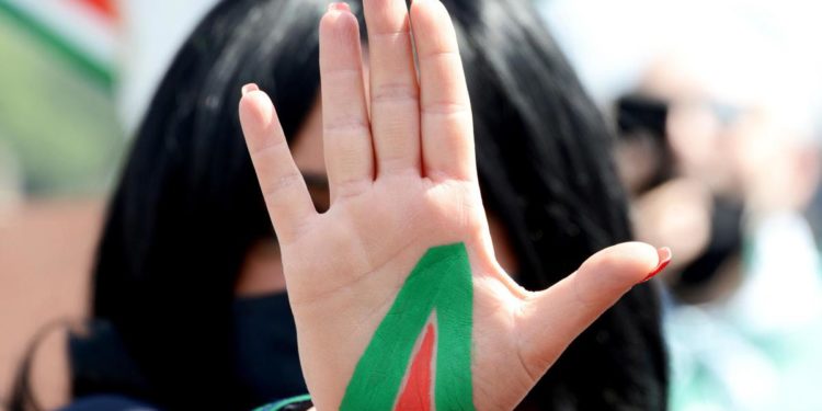 Alitalia, l’addio al gate: “Grazie per essere stati sempre con noi”