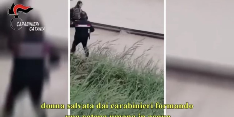 Maltempo Catania, carabiniere eroe: “Catena umana ha salvato signora travolta da corrente”