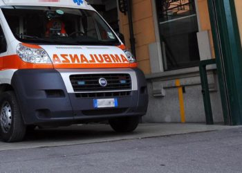 Milano, tetto cede: operaio precipita da 10 metri e muore