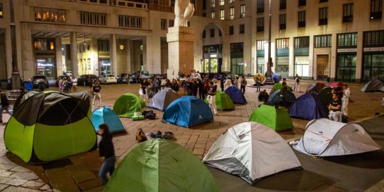 Clima, attivisti occupano Piazza Affari