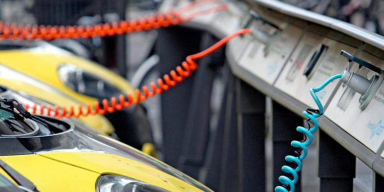 Cambia il mercato delle auto, più ibride ed elettriche
