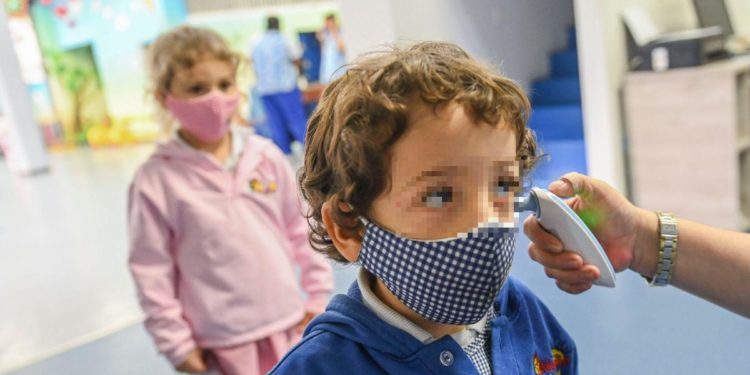 Covid nei bambini, sintomi variano in base all’età: lo studio