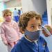 Covid nei bambini, sintomi variano in base all’età: lo studio