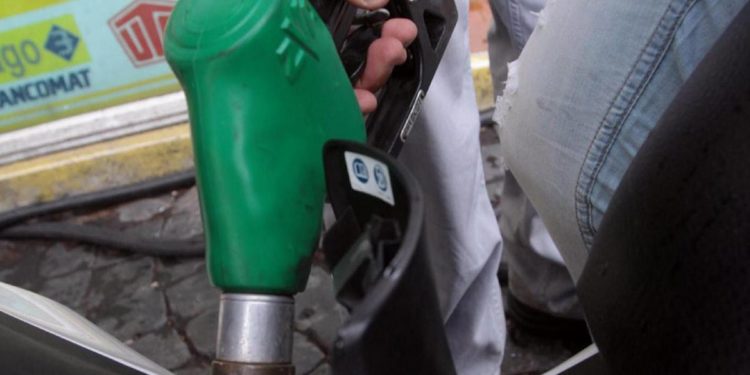 Prezzi benzina e diesel, Cgia: “Restituire a italiani ‘tesoretto’ 1 mld di extragettito”