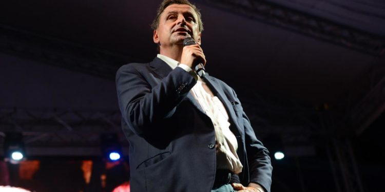 Covid, Calenda: “M5S vuole tutto gratis? Stato non è Babbo Natale”