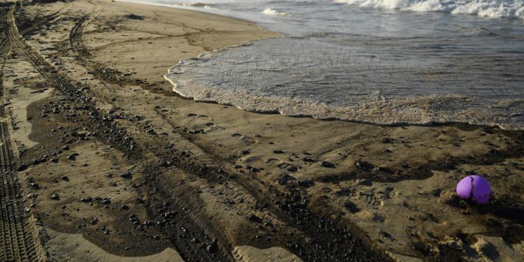 Marea nera in California, rischio disastro ecologico