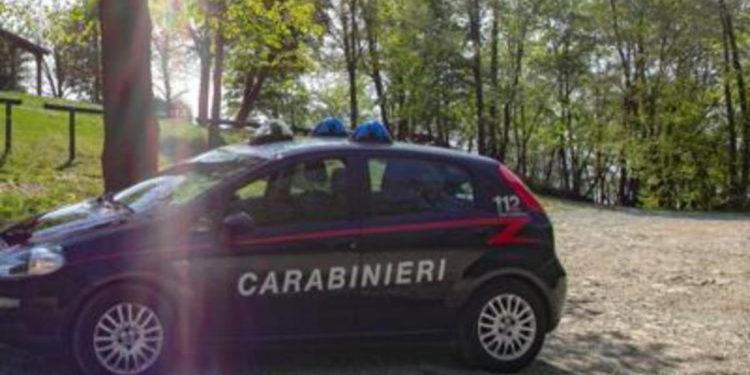 Chiama carabinieri minacciando il suicidio, poi, gli spara: arrestato