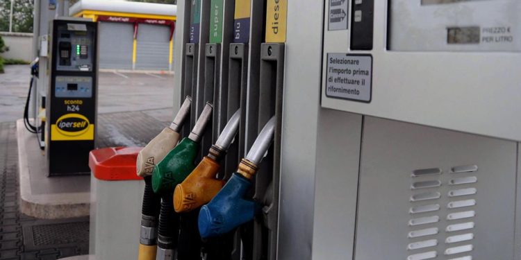 Prezzi carburanti ancora su, benzina sfiora 2 euro