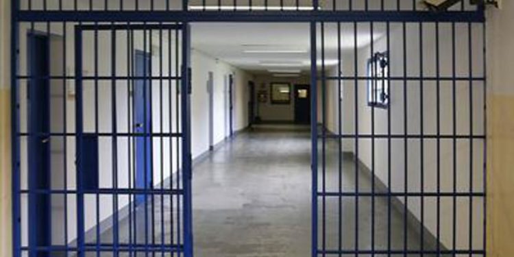 Geloso della fidanzata, 18enne spara al padre di lei