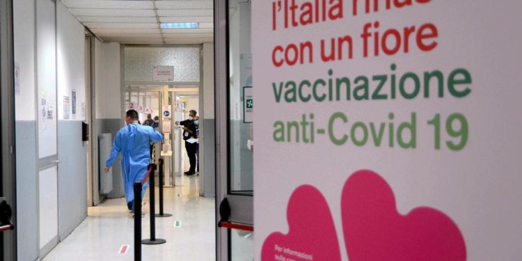 Vaccino Covid, oltre 7,4 milioni di over 12 senza neanche una dose