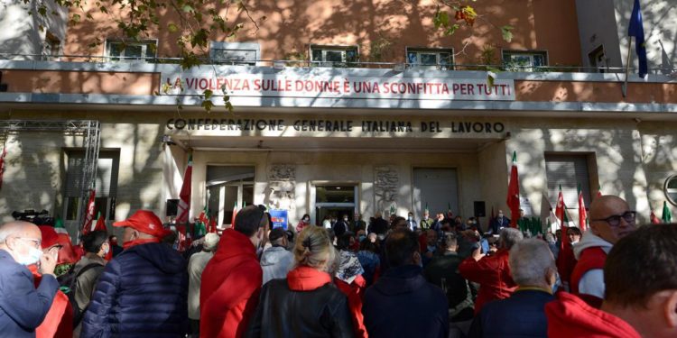 No Green Pass Roma, assalto alla Cgil: il sindacato apre le sedi