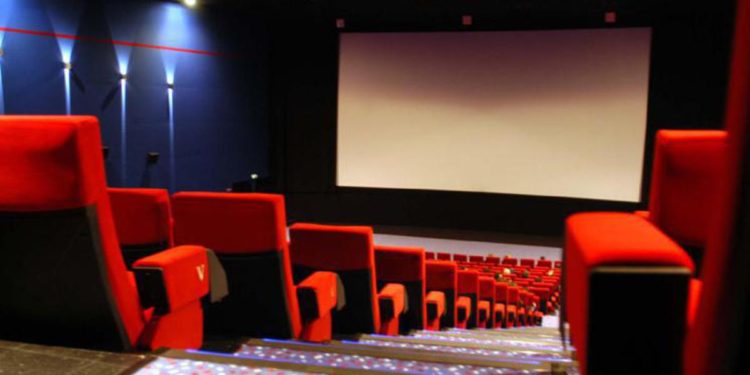 Covid, fonti governo: “In Cdm capienza 100% per cinema e teatri”