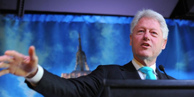 Bill Clinton, quarta notte in terapia intensiva