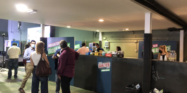 Roma: open bar, manifesti e mascherine per ‘Gualtieri sindaco’, in 2000 mq stile newyorkese