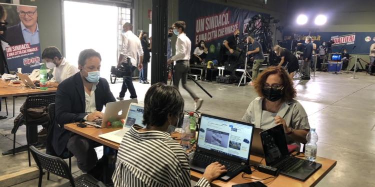 Roma, applauso per Gualtieri ad uscita primi exit poll, il candidato arrivato in comitato verso le 15