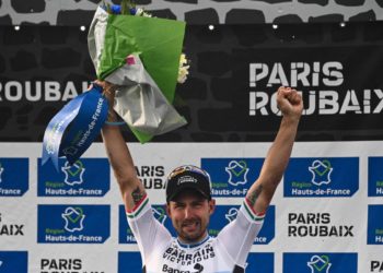 Ciclismo, Sonny Colbrelli trionfa alla Parigi-Roubaix