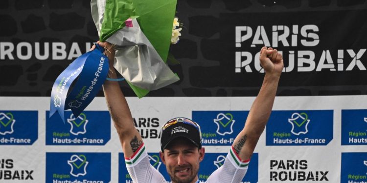 Ciclismo, Sonny Colbrelli trionfa alla Parigi-Roubaix