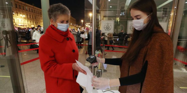 Covid Russia, San Pietroburgo introduce obbligo di Green pass