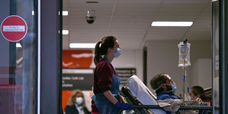 Covid oggi Gb, Sanità lancia allarme ma da governo ‘no’ a nuove restrizioni