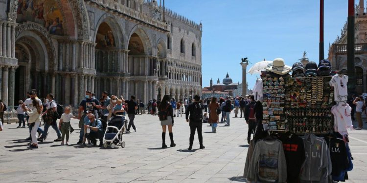 Covid oggi, Ecdc: mezza Italia in zona verde