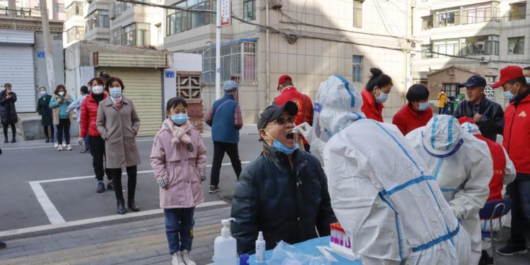 Covid oggi Cina, allarme contagi: a Lanzhou scatta lockdown