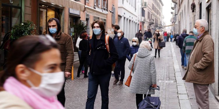 Covid oggi Italia, risale incidenza: aumenta anche Rt