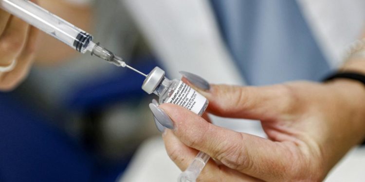 Terza dose, Francia sconsiglia Moderna: si userà solo Pfizer