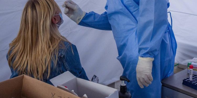 Covid Italia, Remuzzi: “Sappiamo come curarlo ma terza dose serve”