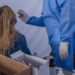 Covid Italia, Remuzzi: “Sappiamo come curarlo ma terza dose serve”