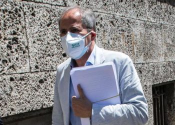 Crisanti: “Terza dose vaccino per tutti e green pass di 6 mesi”