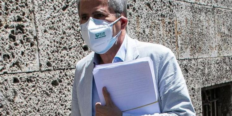 Crisanti: “Terza dose vaccino per tutti e green pass di 6 mesi”